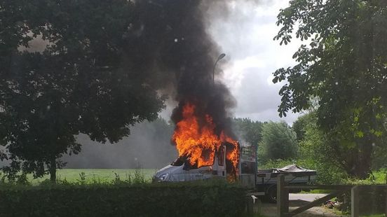 Auto in vlammen op • drie gewonden bij ongeluk.